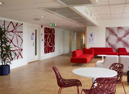 akustikmoduler i rød og hvid filt hos Tryg Oslo (4)